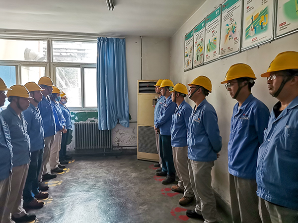 6月12日，動(dòng)力車間一期交接班室，開會(huì)期間技術(shù)員向班組成員提問 (1).jpg