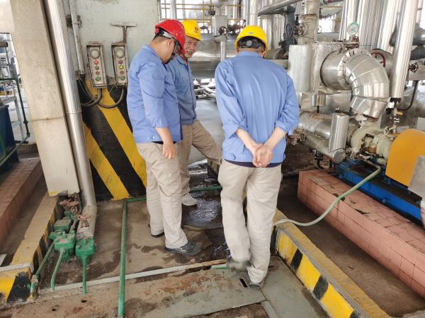 6月中旬，尿素車間工藝主任王慶振帶技術(shù)組開(kāi)展隱患排查.jpg