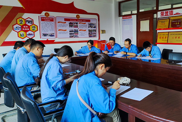 1688698370353403.jpeg 在人力資源部會(huì)議室組織合同續(xù)簽.jpg