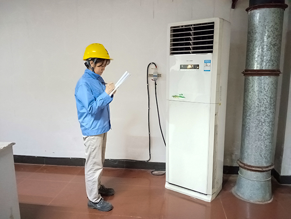 1689043909982171.jpeg 7月1日,馮香妮在每日的巡檢中對(duì)機(jī)柜間空調(diào)進(jìn)行檢查記錄.jpg