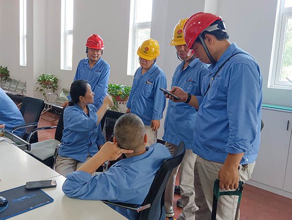 7月19 日，副部長(zhǎng)劉勇、主任工程師馬曉華等人在一期控制室與工藝負(fù)責(zé)人就在線作業(yè)進(jìn)行安全風(fēng)險(xiǎn)評(píng)估交流.jpg