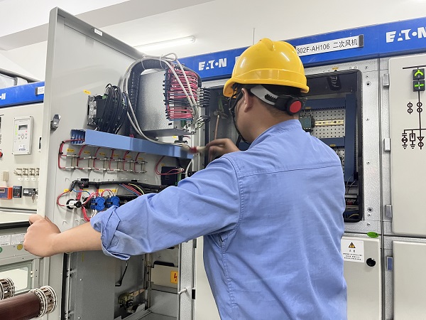1690338145893745.jpeg 電氣運行人員劉林檢查高壓柜控制回路的接線情況.jpg