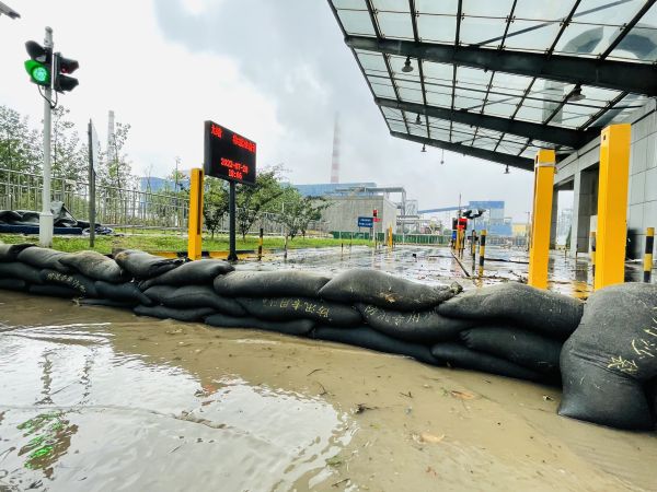 1690848278840667.jpeg 7月28日行政保衛(wèi)部在南門(mén)筑起“防汛墻”.jpg