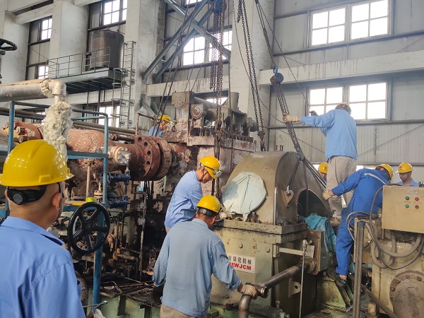 1691562882657477.jpeg 空壓機透平正在進行缸蓋起吊前的準(zhǔn)備工作.jpg