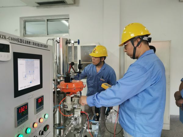 1691652131919209.jpeg 8月8日 儀表實(shí)操比賽現(xiàn)場,選手們正在調(diào)試設(shè)備.jpg