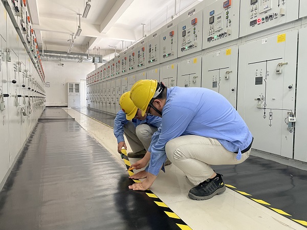 8月16日，電氣運行人員正在為絕緣膠墊粘貼雙色膠帶.jpg
