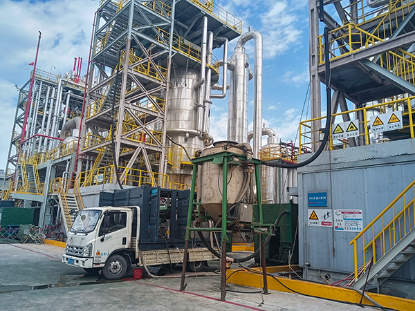 8月中下旬，乙二醇合成催化劑裝卸現(xiàn)場(chǎng) (1)   600.jpg