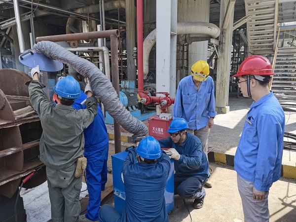 1692919930107074.jpeg 李蕾現(xiàn)場檢查安全環(huán)保工具是否正確使用.jpg