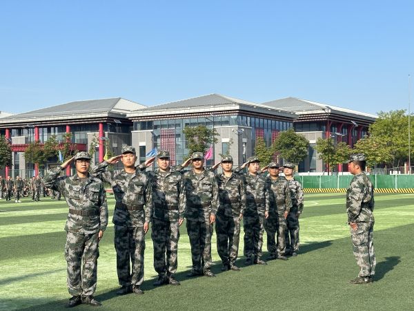 1693990400266381.jpeg 渭化集團(tuán)民兵集訓(xùn)列隊會操2.jpg