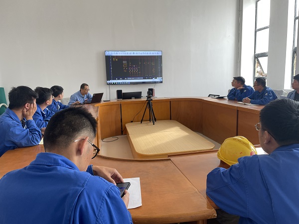 9月24日，電氣技術(shù)員于康健與參訓人員進行討論答疑。.jpg