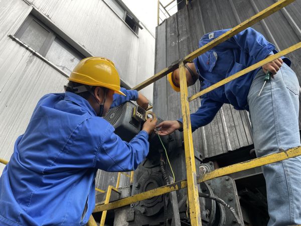 1695864188506108.jpeg 電儀分部員工在為設(shè)備更換零件.jpg