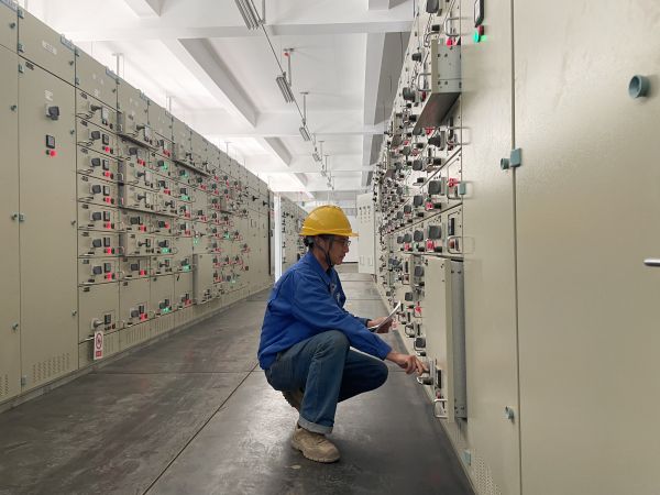 1695864199565644.jpeg 電儀分部員工在巡檢并檢查設(shè)備運行情況.jpg