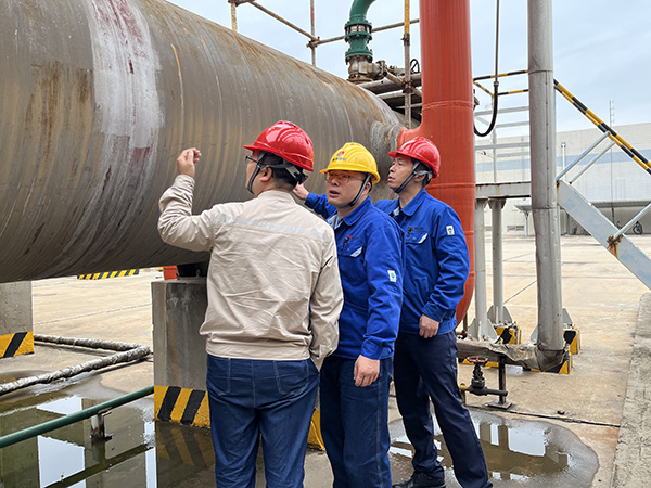 10月2日，副總經(jīng)理趙強(qiáng)、合成車間主任王東亮在合成氨裝置現(xiàn)場做大檢修前的檢查工作.jpg