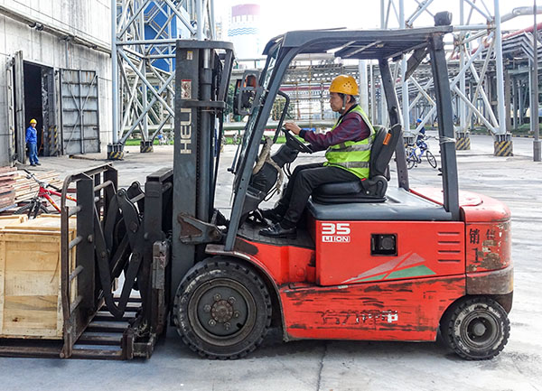 1696737646729067.jpeg 2023年大檢修運(yùn)銷部支援車輛送貨到現(xiàn)場.jpg