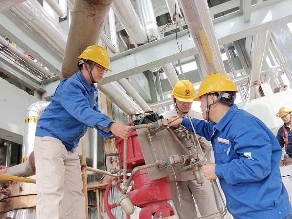 1696812690383136.jpeg 10月8日,空分尿素工段員工在尿素現(xiàn)場(chǎng)進(jìn)行閥門的拆檢檢修作業(yè).jpg