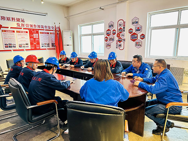 10月8日，車間主任、技術(shù)員、安技員對(duì)外協(xié)檢修人員進(jìn)行安全教育及安全告知.jpg
