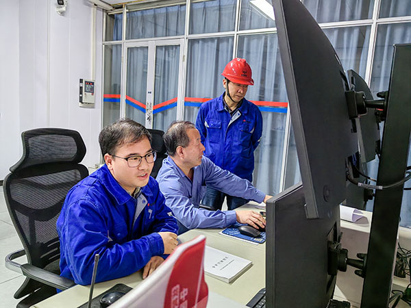 1696843046199452.jpeg 9日上午,動力車間主任姜軍虎和技術(shù)員陳健在三期中控室指導(dǎo)5號鍋爐停爐作業(yè).jpg