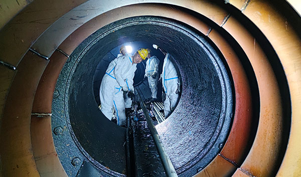 1696983374242254.jpeg 檢修人員更在進行受限空間作業(yè).jpg