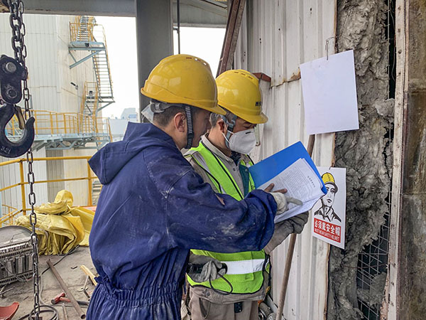 1697004502566125.jpeg 動(dòng)力車間技術(shù)員王偉指導(dǎo)外協(xié)人員辦理工作票.jpg