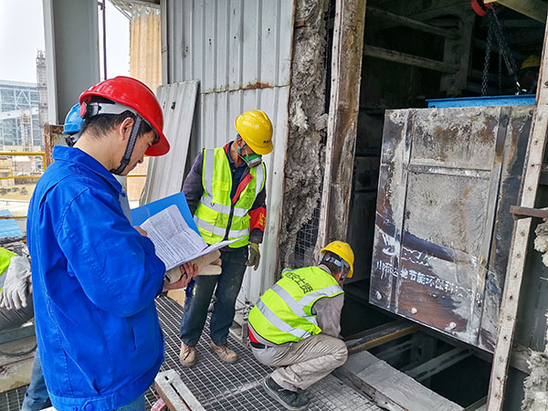 1697012567930614.jpeg 動力車間副主任趙深林在催化劑更換現(xiàn)場檢查票證.jpg