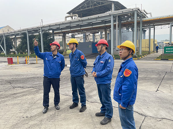 10月11日，趙強(qiáng)來(lái)到氣化裝置區(qū)對(duì)變換爐觸媒更換檢修進(jìn)度進(jìn)行了解指導(dǎo).jpg