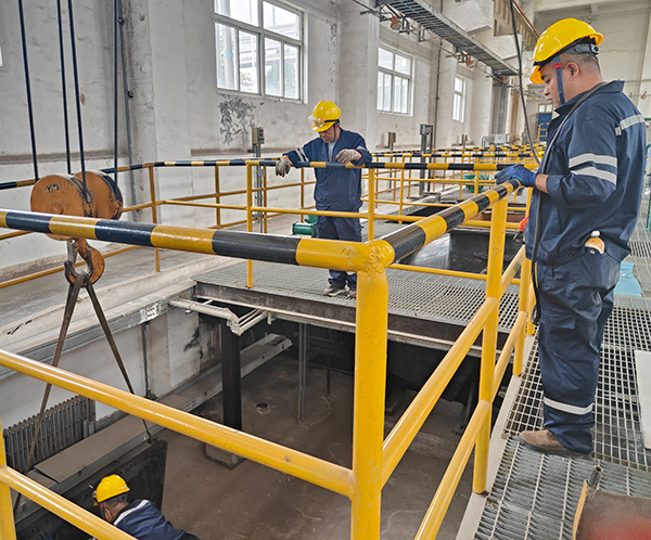 1697073808691294.jpeg 001檢修工將循環(huán)水泵大蓋吊出.jpg