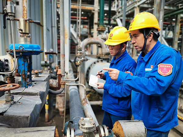 600 圖二：12日下午13時，在動力車間氨區(qū)，趁著午飯休息的空擋，公司勞模安朝陽給90后徒弟岳維哲講解流化床鍋爐氨水配置注意事項。.jpg