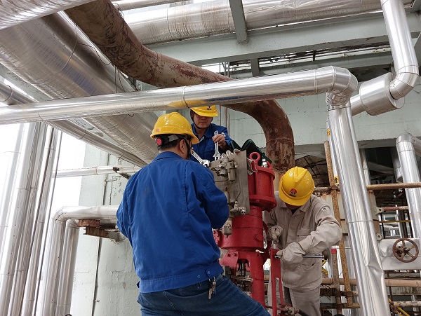 1697332322495787.jpeg 10月10日,檢修儀表工團結一心積極配合設備拆檢閥門.jpg