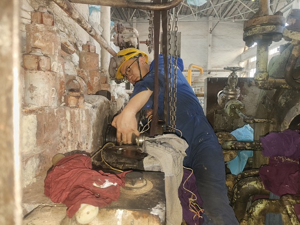 1697499600892866.jpeg 作業(yè)人員正在安裝軸承.jpg