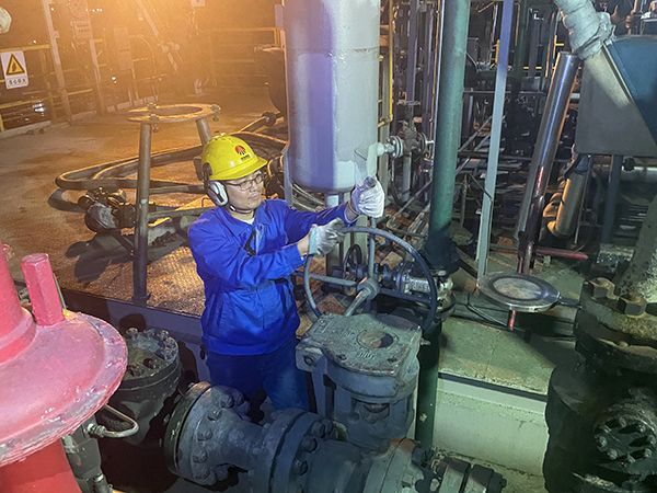 10月7日1：00，班組人員隔離氣化爐煤漿管線，做吹掃前準(zhǔn)備 合成車間  張龍厚.jpg