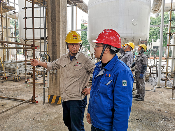 車間負責(zé)人正在現(xiàn)場詢問設(shè)備檢修進度 雙甲車間 劉幫亮.jpg