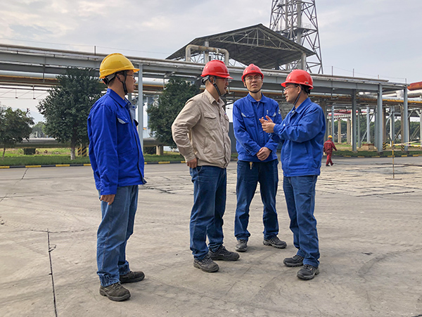 10月17日公司總工程師在合成13工段，同車間主任王東亮解決檢修難題    600.jpg