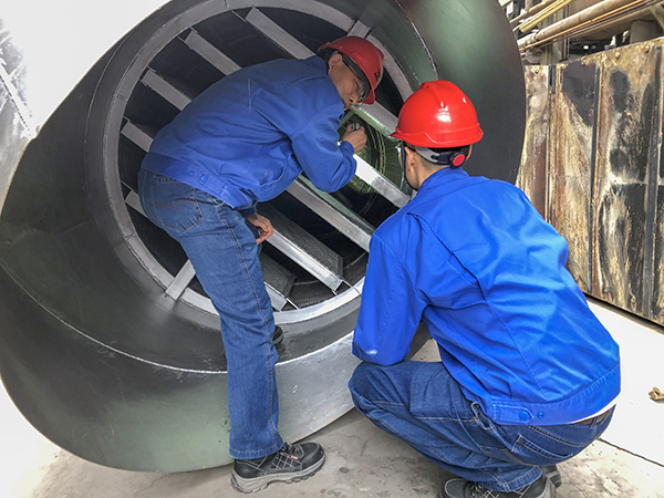 10月17日公司總工程師在動力2#鍋爐旁，查看新消音器內(nèi)部結(jié)構(gòu)   600.jpg