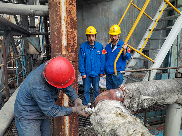 10月17日下午，在1號鍋爐暖風器S2管道檢測處，安朝陽和張跟潮在監(jiān)護外協人員工作.jpg