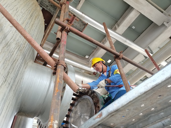 1697848278496553.jpeg 劉兆軍在進行分析工作.jpg