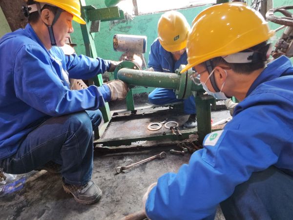 1697940570769374.jpeg 左克利帶領(lǐng)青工進(jìn)行電磁流量計拆檢工作.jpg