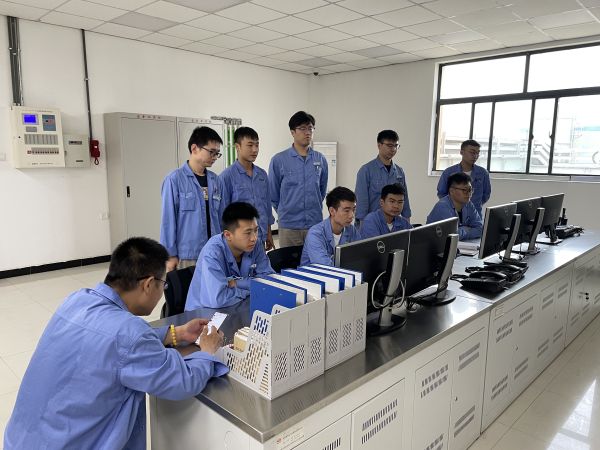 1698374949820048.jpeg 馮向陽(yáng)在班前會(huì)時(shí)間分析近日工作進(jìn)展情況.jpg