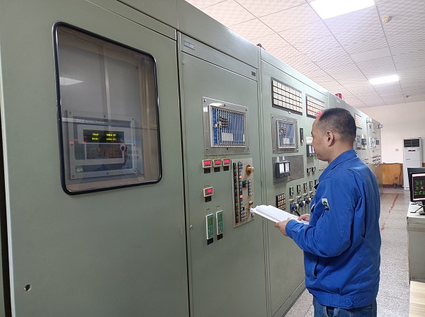 1699534298512568.jpeg 11月8日,機(jī)組主操王小波對(duì)機(jī)組數(shù)據(jù)進(jìn)行著實(shí)時(shí)記錄.jpg