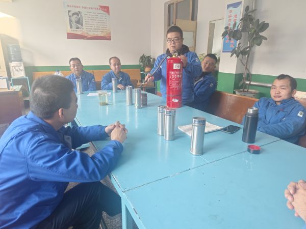 1700720487644832.jpeg 侯小鵬在班組給職工講解干粉滅火器的使用.jpg