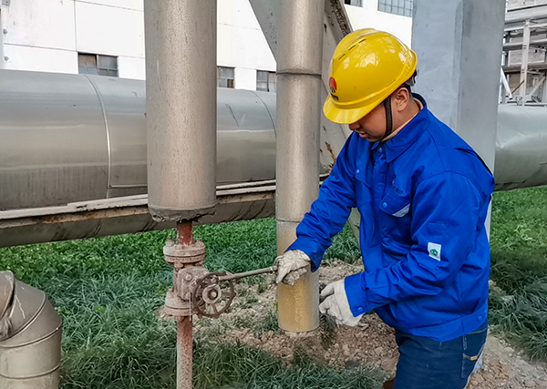 1700793260954433.jpeg 職工在根據(jù)氣溫情況及時調(diào)整蒸汽管道疏水閥開度.jpg