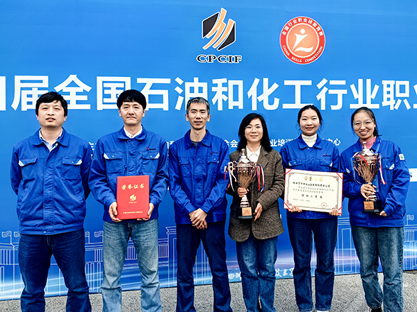 1701412477582472.jpeg 參賽選手及領(lǐng)隊(duì)合影.jpg