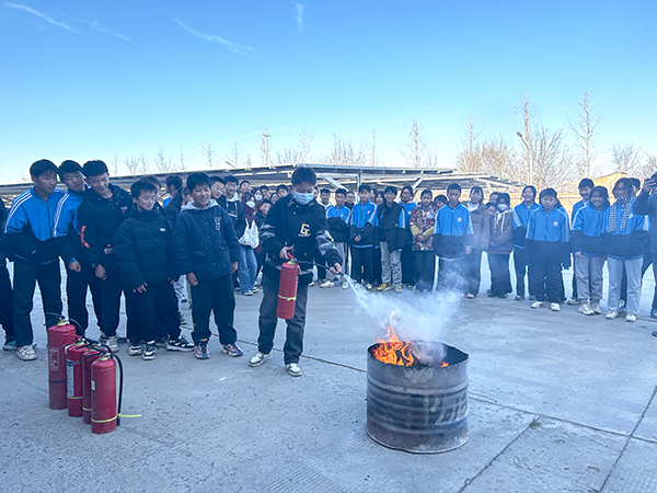 1701414611952479.jpeg 12.1搭建平臺(tái)拓視野稿件配圖:學(xué)生們體驗(yàn)滅火器.jpg