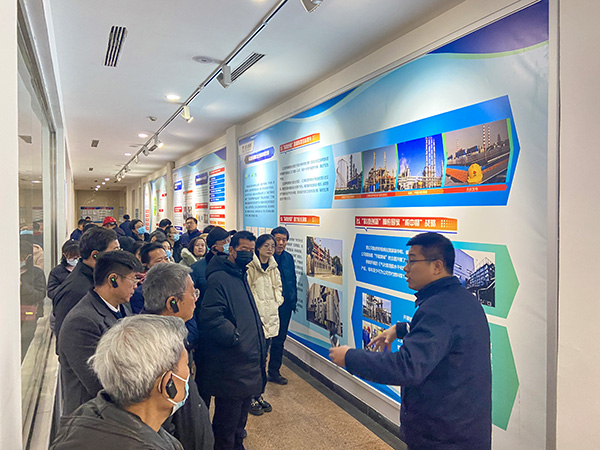 1702555455465676.jpeg 12.14參觀雙甲車(chē)間文化長(zhǎng)廊.jpg