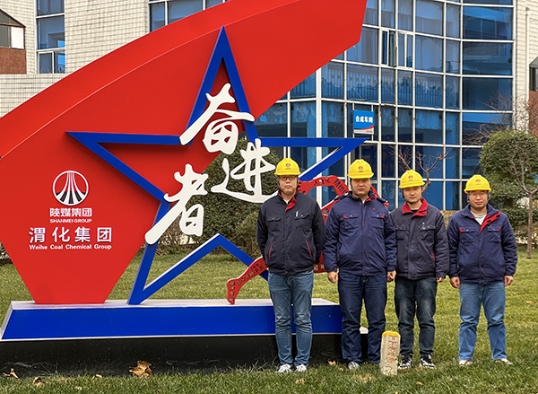 1703131530636443.jpeg 12月16日出征前車間門口合影.jpg