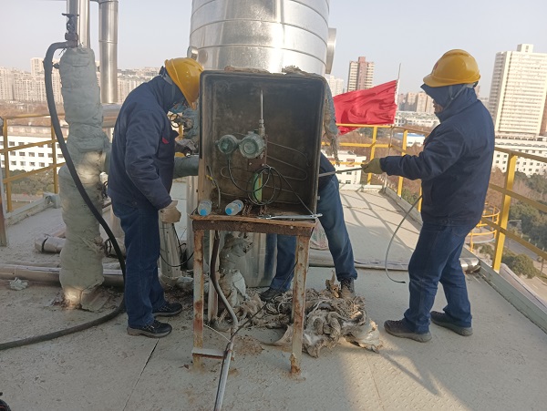 12月20日，計控電儀部空分尿素工段人員在尿素框架5樓給壓力204表增加電伴熱2.jpg