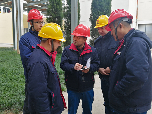 1704182392214503.jpeg 公司領(lǐng)導(dǎo)在甲醇精餾節(jié)能改造項(xiàng)目現(xiàn)場(chǎng).jpg