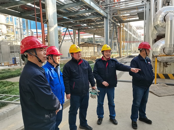 1705021004876127.jpeg 趙強正在聽取工藝負(fù)責(zé)人匯報項目進(jìn)展.jpg