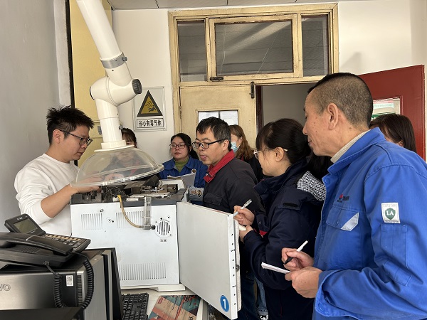 1705450774399861.jpeg 2024.1.4安捷倫工程師在質(zhì)檢部色譜培訓(xùn)2.jpg