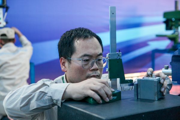 1705624354559063.jpeg 郭峰峰技比武大賽認真劃線.jpg