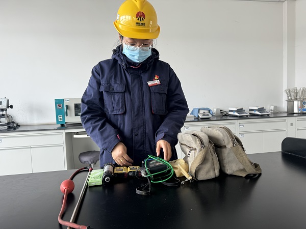 圖2 1月25日，質(zhì)檢分部技術員毛夢雪介紹“檢測包”。.jpg